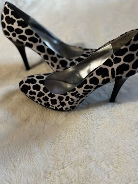 Cosmopolitan Black and White Leopard-Print Stiletto Pumps